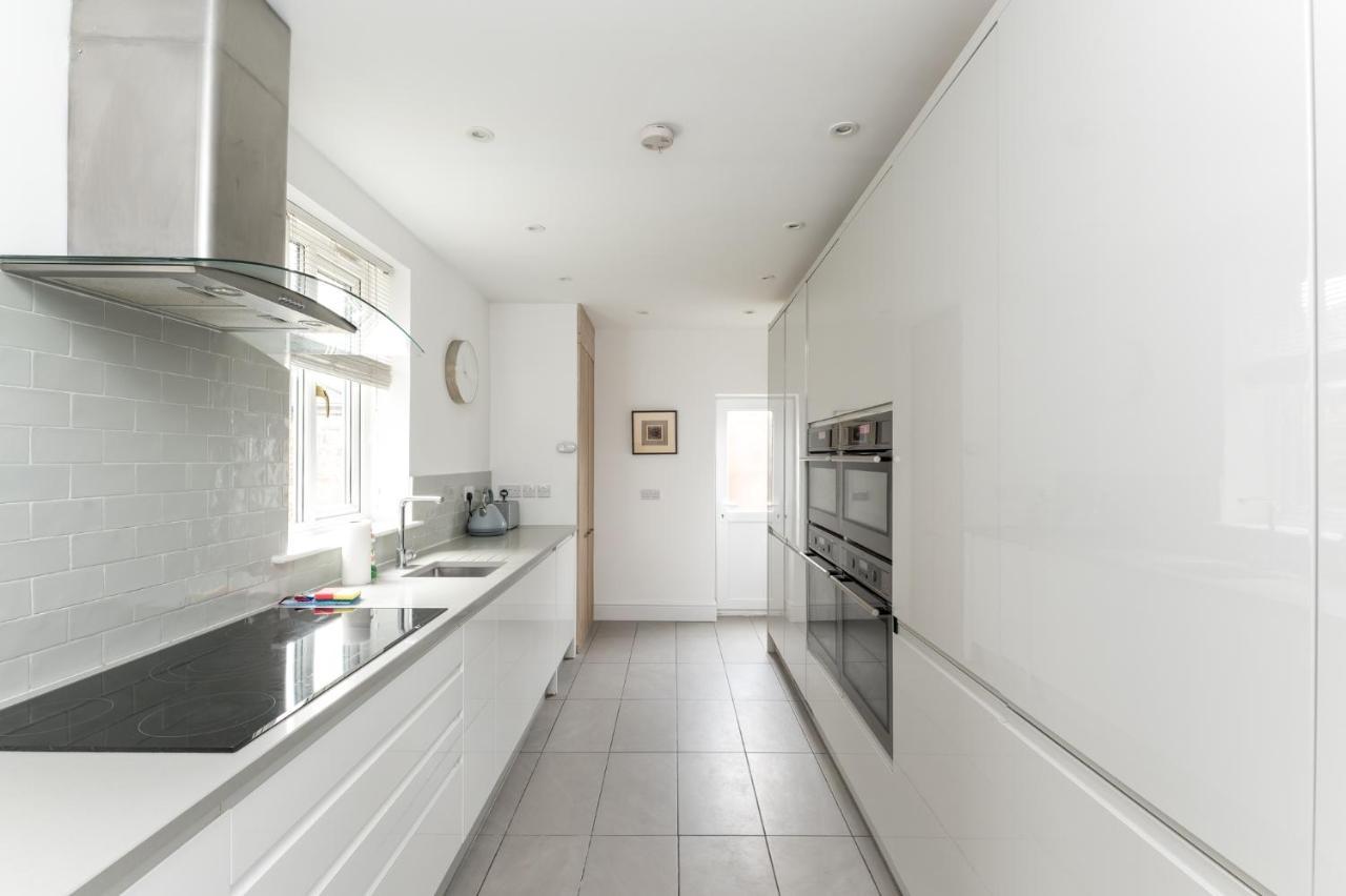 Вилла Stunning And Modern 5 Bed House I Pass The Keys Йорк Экстерьер фото