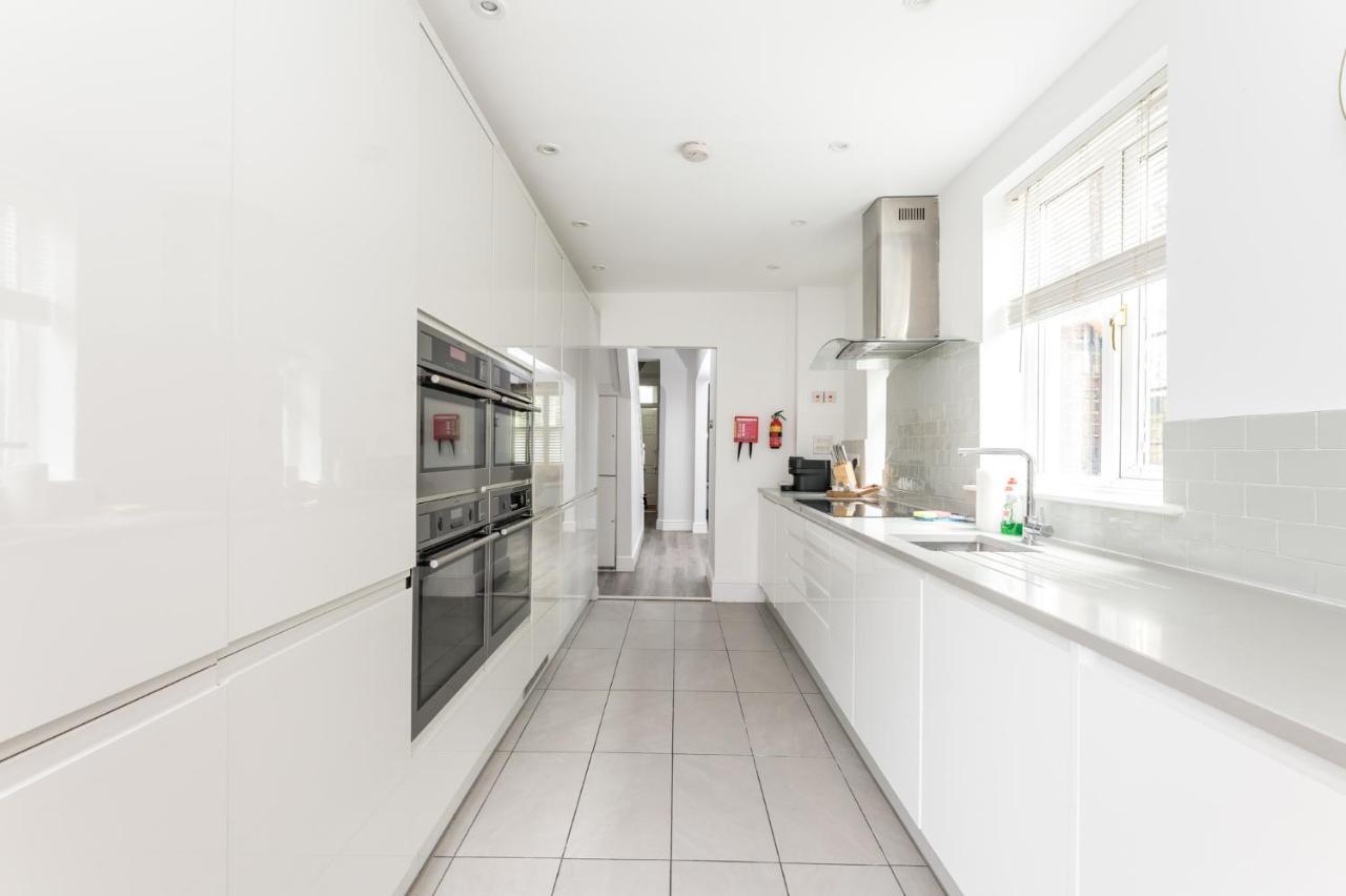 Вилла Stunning And Modern 5 Bed House I Pass The Keys Йорк Экстерьер фото