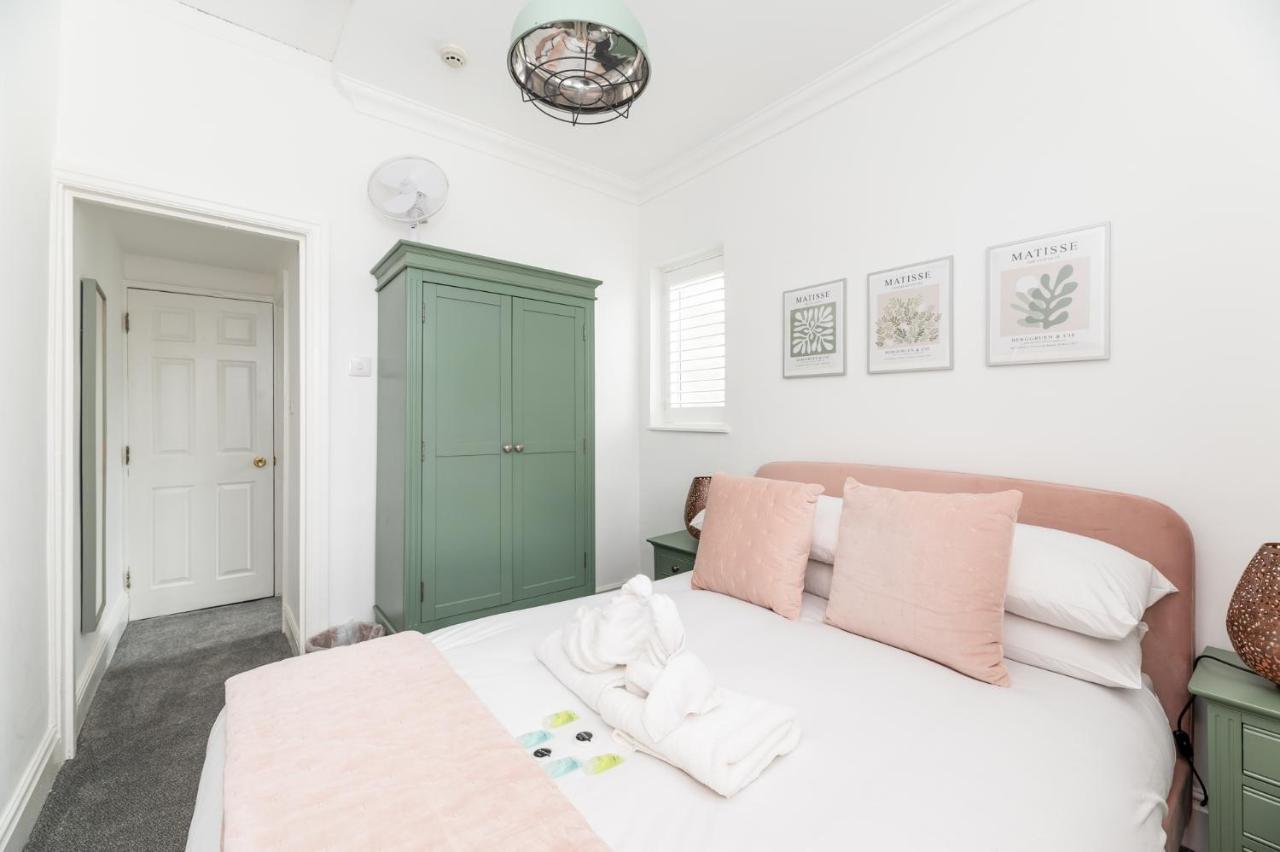 Вилла Stunning And Modern 5 Bed House I Pass The Keys Йорк Экстерьер фото