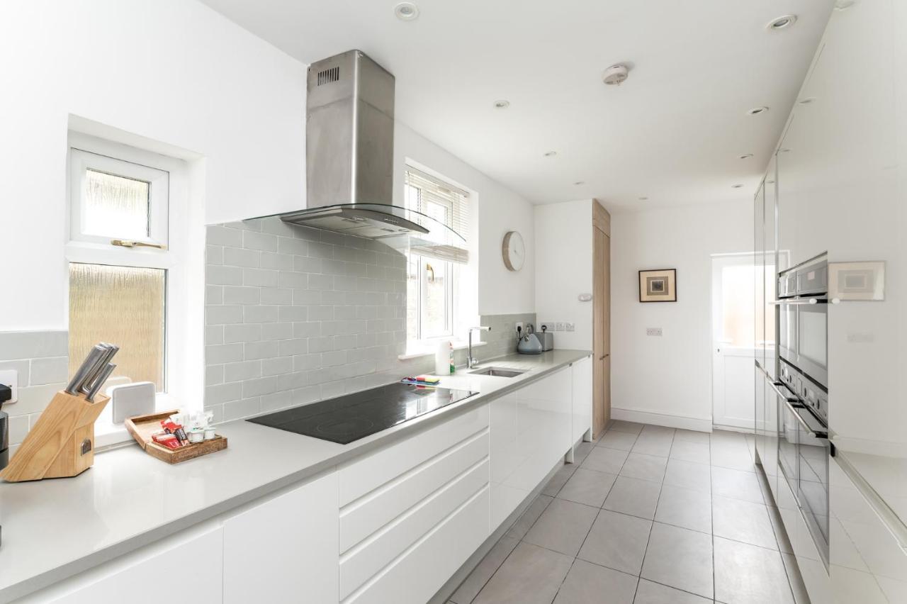 Вилла Stunning And Modern 5 Bed House I Pass The Keys Йорк Экстерьер фото