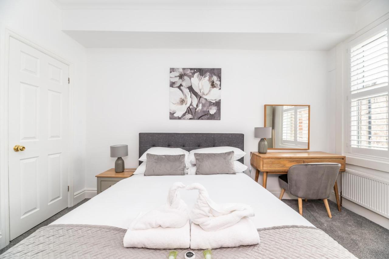 Вилла Stunning And Modern 5 Bed House I Pass The Keys Йорк Экстерьер фото